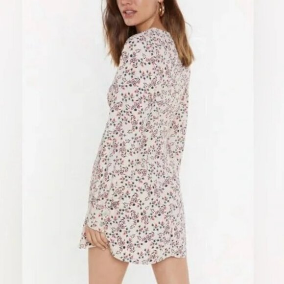 NASTY GIRL Sunny Daze Ditsy Floral Cream Mini Dress Sz 8 Festivals Garden GIrl - Picture 2 of 16